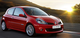 En röd bil kör längs en väg. (AI text)