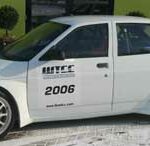 En vit bil parkerad i snön (AI text)