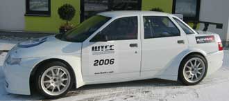 En vit bil parkerad i snön (AI text)