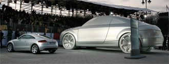 Audi R8 gentemot Audi Q7 (AI text)