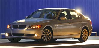 En BMW 328i parkerad på en parkeringsplats. (AI text)