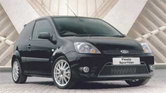 En svart Ford Fiesta parkerad framför ett byggnad. (AI text)