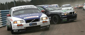 en grupp bilar på en racebana (AI text)