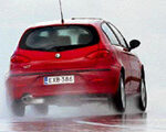 BMW II kör på en blöt väg (AI text)