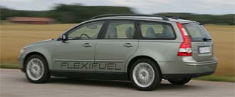 En Volvo V70 flexbränsle-säckbil kör längs en landsväg. (AI text)