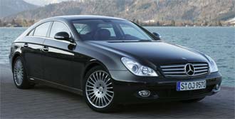 Mercedes CLS parkerad på en piers. (AI text)