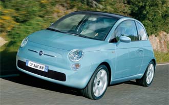 En blå Fiat 500 kör nerför en väg. (AI text)