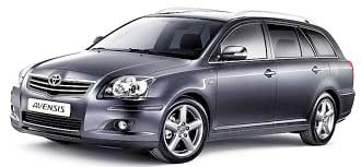 En Toyota Avensis parkerad på ett vitt bakgrund (AI text)