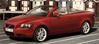 En röd Volvo C40 cabriolet parkerad framför en rad hus. (AI text)
