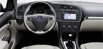 En bilinteriör med ratt och instrumentbräda. (AI text)