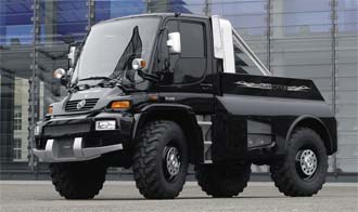 En svart lastbil med ett stort cab. (AI text)