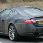 En Jaguar XKR S-Type kör längs en landsväg. (AI text)
