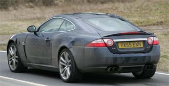 En Jaguar XKR S-Type kör längs en landsväg. (AI text)