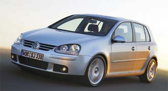 En silverfärgad Volkswagen Golf kör längs en väg. (AI text)