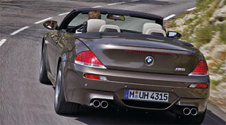 BMW Z6 konvertibeln kör nerför en bergsväg. (AI text)