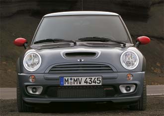En Mini Cooper S parkerad vid en gata. (AI text)