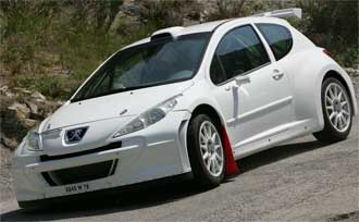 En vit Peugeot 208 RC styr nerför en bergsväg. (AI text)