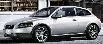 En Volvo C40 parkerad på en gata. (AI text)