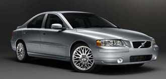 En silverfärgad Volvo S60 sedan. (AI text)