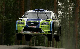 En rallybil i skogen (AI text)