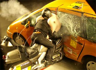 En taxichaufför försöker kliva ur en taxi. (AI text)