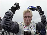 En racerförare i racningsutrustning (AI text)