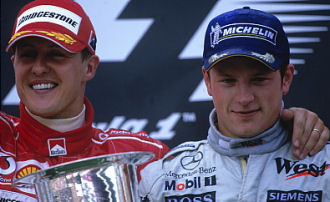 personer poserar med mästerskapskupan efter att ha vunnit formel 1-världsmästerskapet (AI text)