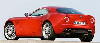 En röd Alfa Romeo sportsbil (AI text)