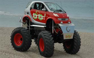 En intelligent bil med ett stort däck på stränderna (AI text)