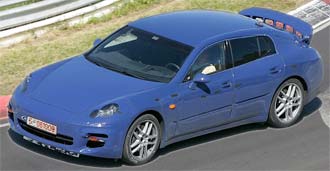 En blå Porsche Panamera GTS kör på en racerbana. (AI text)