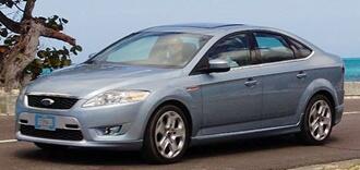 En silverfärgad Ford Mondeo parkerad vid vägkanten. (AI text)