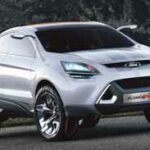 En vit SUV kör nerför en bergs väg. (AI text)