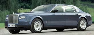 En Rolls-Royce Phantom kör nerför vägen. (AI text)