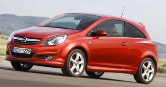 En röd Opel Corsa kör längs en väg. (AI text)