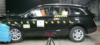 Audi Q7 - en bil som har blivit testad i en krock (AI text)