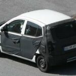 En liten bil står parkerad vid gatan. (AI text)