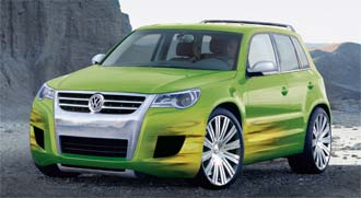 En grön Volkswagen-terrängbil parkerad på en grusväg. (AI text)