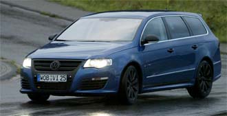 En Volkswagen Passat kör nerför en blöt väg. (AI text)