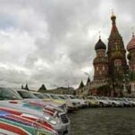 En grupp bilar parkerade framför en kyrka. (AI text)