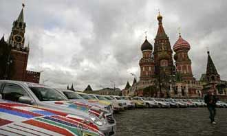 En grupp bilar parkerade framför en kyrka. (AI text)