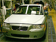 En Volvo S40 bilstol monteras i en fabrik. (AI text)