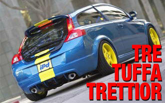 En bil i blå och gula färger med texten "Te Tuffa Trettior" på sidan. (AI text)
