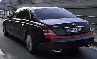 En svart Mercedes-Benz C-klass kör nedför vägen. (AI text)