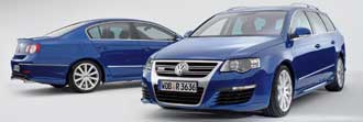 Två blå Volkswagen Passat parkerade bredvid varandra. (AI text)