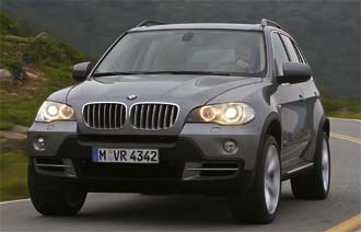 BMW X5-terrängbil kör nedför en landsväg (AI text)