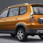 En bil visas på en grå bakgrund. (AI text)