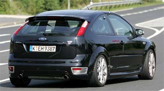 En Ford Focus ST kör längs en väg. (AI text)