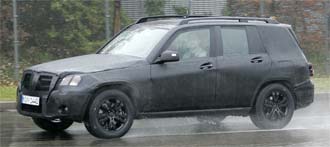 Mercedes GLK-styrande SUV i regn. (AI text)