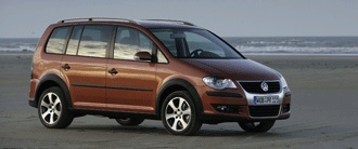 En Volkswagen Caddy parkerad på en strand. (AI text)