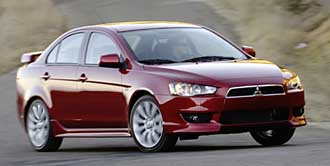 En röd Mitsubishi Lancer GT kör nerför en backe. (AI text)
